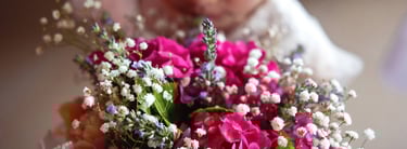 Il bouquet della sposa, un'esplosione floreale elegante tenuto in mano dalla figlia della sposa