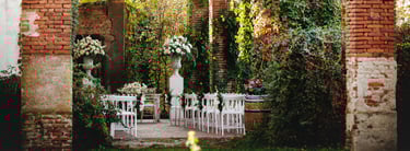 Gli allestimenti floreali del luogo della cerimonia trasformano gli spazi e creano armonia. Location Borgo in Città, Milano