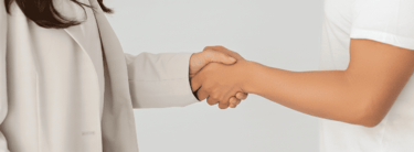 hombre y mujer en un apreton de manos