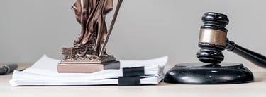 mazo de juez, papeles y estatuilla de la justicia