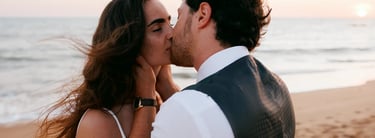 Couple qui s'embrasse à la golden hour pendant un Shooting day after en Vendée aux Sables d'olonne