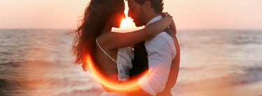 Couple qui s'enlace à la golden hour pendant une séance day after en Vendée par Romain DANIEL