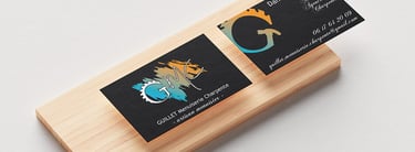 Cartes de visite de l'entreprise GMC à Saint Julien de Concelles présentées sur un morceau de bois