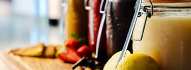 Photo de conserves en verre remplies de différents condiments sucrés