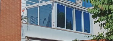 Veranda en terraza casa con Lucernario y ventanas.