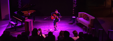 Singer-songwriter Lotta Jenny op het podium