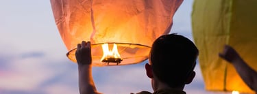 Image inspirante d’un enfant avec une torche, représentant l’éveil et la croissance grâce aux format