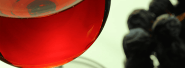 Verre de Pineau rouge et graines de raisins rouge