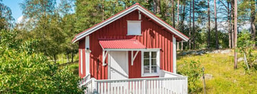 Un chalet peint en peinture de type suedoise rouge de falun