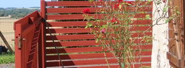 Peindre naturellement un portail en bois avec une peinture respirante mate et durable