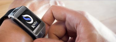 Présentation d'un logo d'activité de coaching sur une montre connectée.