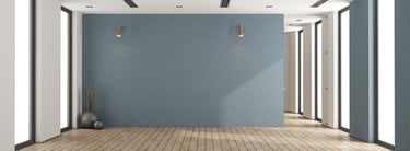 pièce vide avec murs repeints en bleu