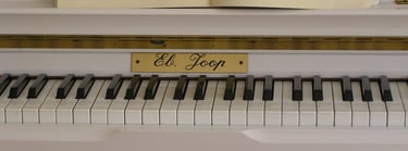 Die Klaviertastatur eines weißen Klaviers im Musikstudio "Zauberklang-Musikunterricht"