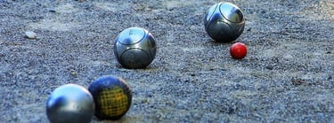 boules de pétanque avec cochonnet rouge