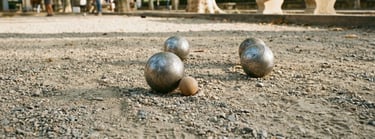 boules de pétanque avec cochonnet sur terrain en gravier - ia