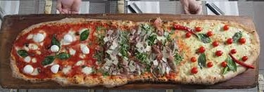 Pizza al metro artigianale con ingredienti freschi da AndrèsRosa Pizzeria ad Alseno
