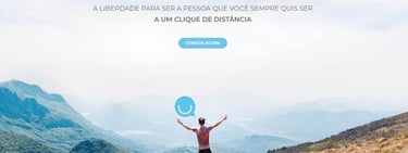 homem de braços abertos no alto de montanha