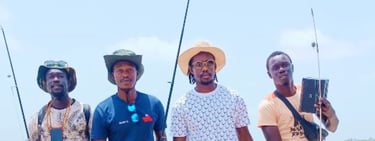 Photo représentant une partie de l'équipe Bourokk : Aziz, Aliou, Cheikh et Babacar revenant de la pêche
