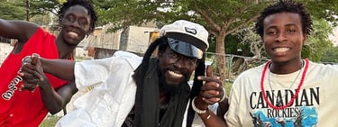 Image montrant une partie de l'équipe de l'association Bourokk : Hassan, Cobra et Zoom Sene