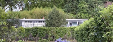 Fachada principal vista do pomar