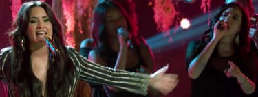 Rayssa Slater singing with Demi Lovato