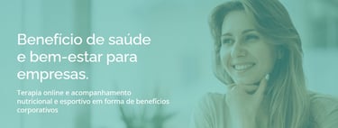 mulher sorrindo com as mãos sob o queixo