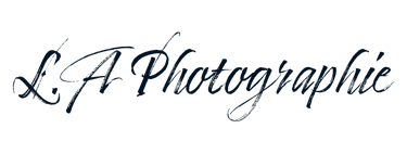 Logo élégant du site L.A Photographie, avec une typographie manuscrite, reflétant un style artistique et raffiné