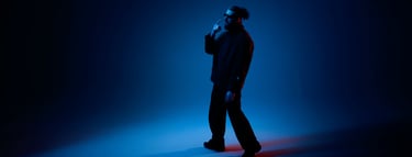 tournage sur fond blanc coloré du rappeur Souffrance - LES MOYENS