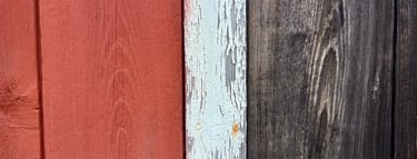 rendu sur planches de bois neuf et ancien de peinture naturelle et de peinture synthetique