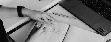 Photos de mains en train d'écrire dans un carnet, devant un ordinateur