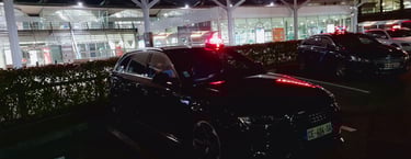 Véhicule TAXI TIME garé devant l'Aéroport de Lyon-Saint-Exupéry