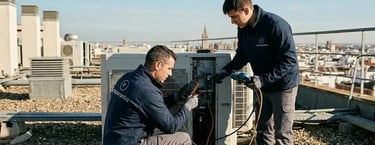 Técnicos de Climatización y Aire Acondicionado, realizando mantenimiento en calle Baños, Sevilla.