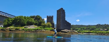 Torres del Oeste en Catoira vistas desde una tabla de paddle surf