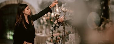 Wedding planner che sistema candele