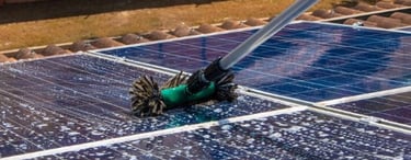 Brosse nettoyante sur panneau solaire