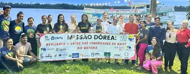 foto de diversas pessoas segurando um banner