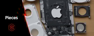 Pièces détachées d’un appareil Apple étalées sur une table – composants internes MacBook chez Casa E