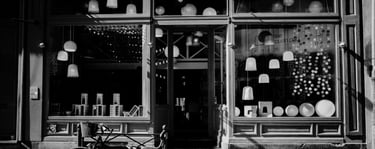 Photo d'une vitrine de boutique de luminaires