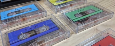 zoom sur des cassettes audio colorées