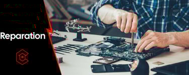 Technicien réparant une carte mère de laptop avec des outils professionnels – service Réparation Cas