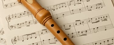 Eine Blockflöte liegt auf einem Notenzettel