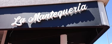 cartel "La Mantequeria" con corporeas retroiluminadas