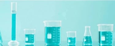 Wetenschappelijk laboratoriumglaswerk met blauwe vloeistof, gebruikt in chemie en biotechnologie.