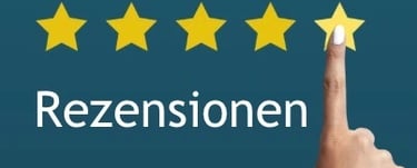 Der Zeigefinger einer Frau markiert den fünften von fünf Sternen einer Rezension.