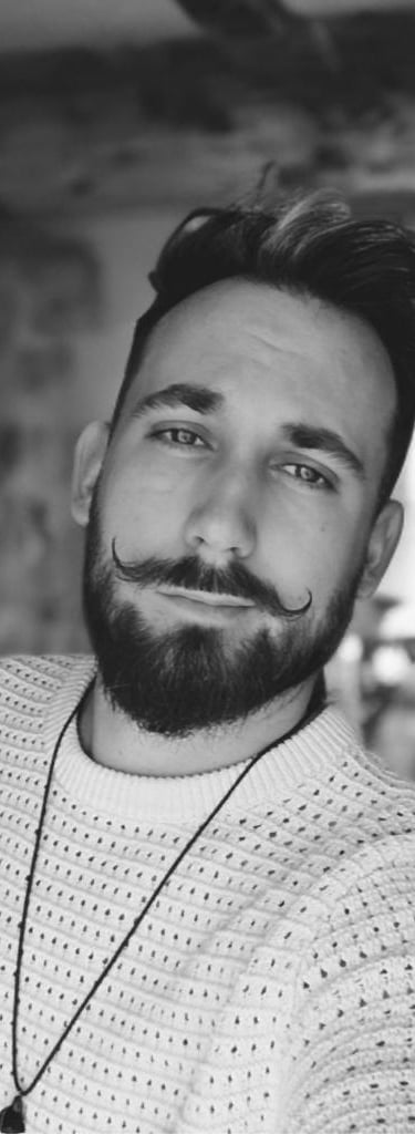 photo de l'artiste - illustrateur en noir et blanc
