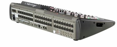 Conexiones traseras de la mesa de mezclas digital Behringer X32 para audio y escenario