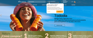 Uma mulher sorridente com um chapéu de sol segurando loções corporais.