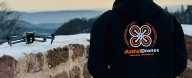 Pilote de drone de dos avec gilet Astral Drones