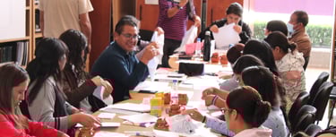 Un grupo de personas participando de un taller de libros instantáneos