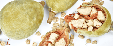 De la pulpe de baobab dans des cosses de fruits de baobab